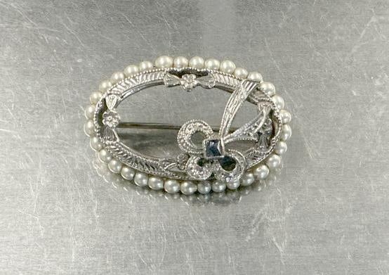 10K white gold brooch with saphire in center, from local estate. Weighs 1.8 pennyweights.: 10K white gold brooch with saphire in center, from local estate. Weighs 1.8 pennyweights.