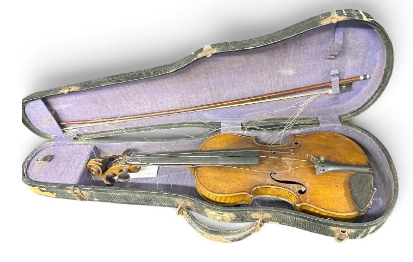 Old violin & bow in case, from local estate, bridge is off but there, nice graining on back, (1 of 3)