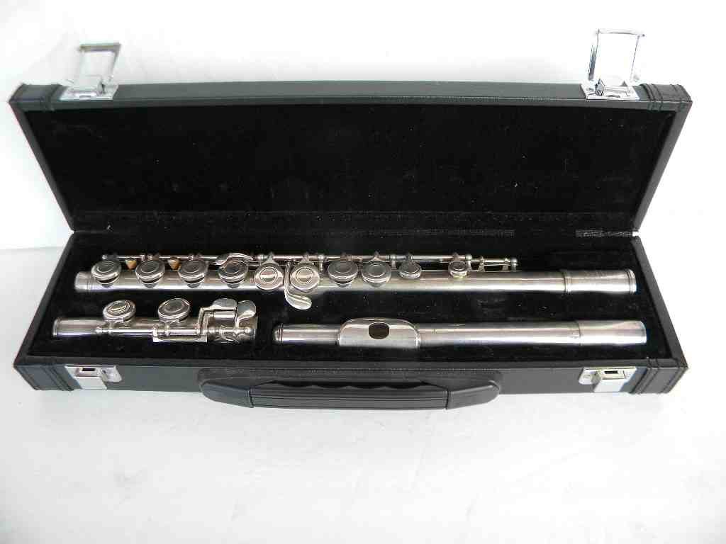 SOLID SILVER ARTLEY FLUTE #80450 In Case VG Condition: SOLID SILVER ARTLEY FLUTE #80450, in case, nice overall condition. The 3 pieces weigh 13.65 troy ounces...tests sterling.....marked SILVER on instrument....