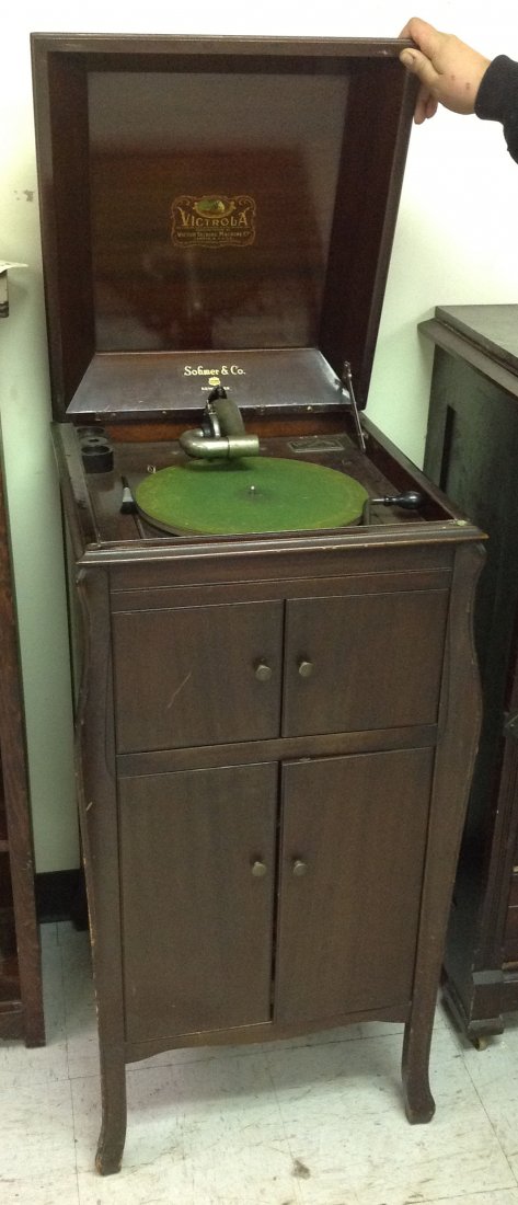 Mahogany cased Victor phonograph has discs inside, lid: Mahogany cased Victor phonograph has discs inside, lid is broken from hinges measures 41 20 x 22