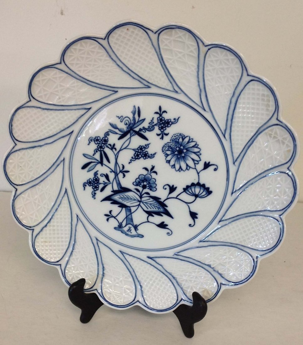 1 Meissen Blue Onion pattern round serving tray,: 1 Meissen Blue Onion pattern round serving tray, crossed sword mark, measures 11 1/4", as pictured