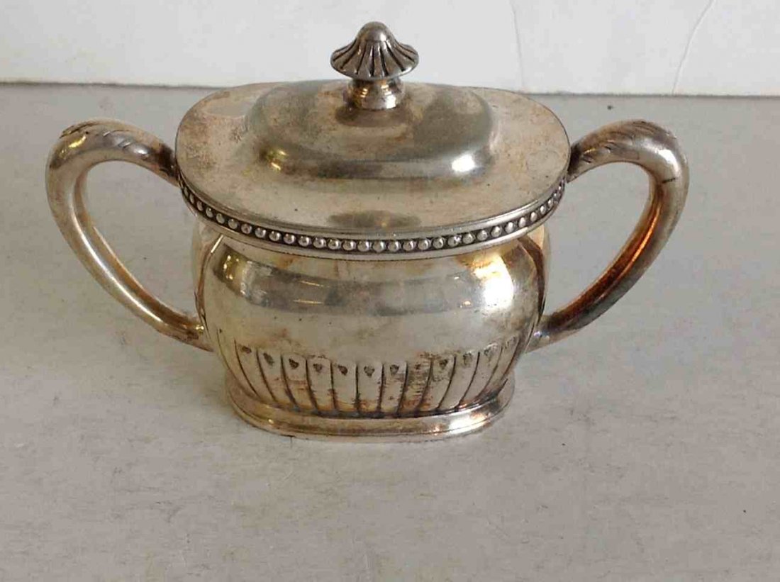 NEW YORK, NEW HAVEN & HARTFORD RR 2 HANDLE SUGAR BOWL,: NEW YORK, NEW HAVEN & HARTFORD RR 2 HANDLE SUGAR BOWL, SILVERPLATE, 4" TALL, REED & BARTON 8 OZ ON BOTTOM, AS PICTURED, FROM WALTER G RICH ESTATE COLLECTION