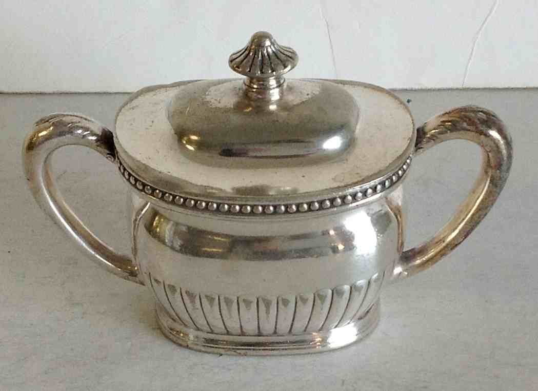 NEW YORK, NEW HAVEN & HARTFORD RR 2 HANDLE SUGAR BOWL,: NEW YORK, NEW HAVEN & HARTFORD RR 2 HANDLE SUGAR BOWL, SILVERPLATE, 4" TALL, REED & BARTON 8 OZ ON BOTTOM, AS PICTURED, FROM WALTER G RICH ESTATE COLLECTION