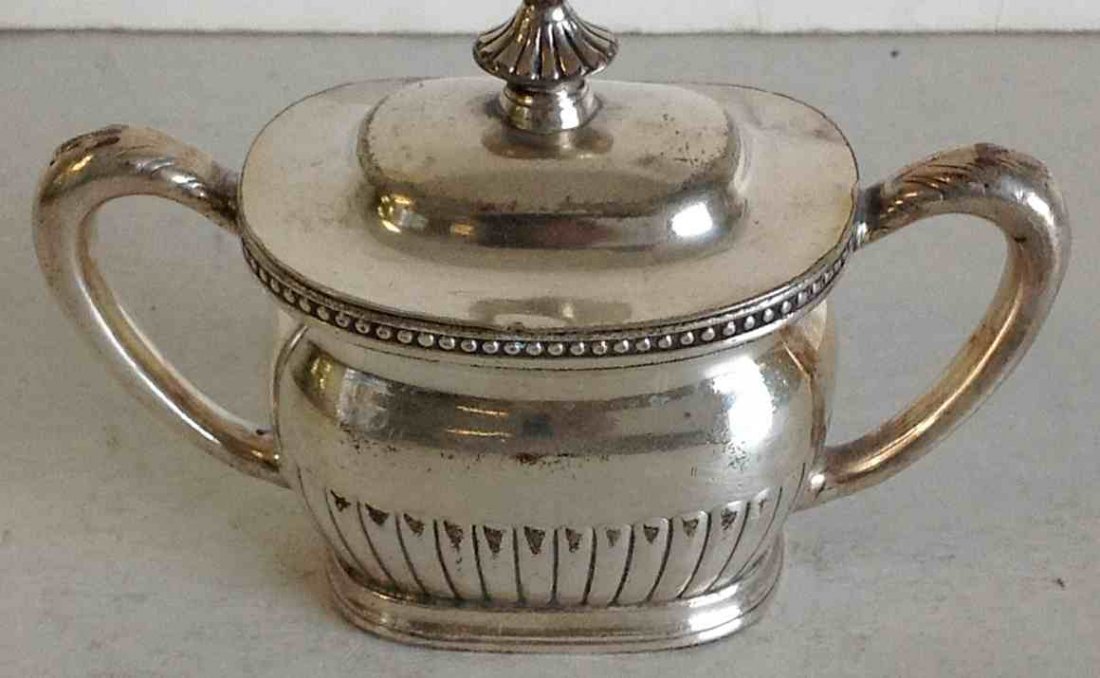 NEW YORK, NEW HAVEN & HARTFORD RR 2 HANDLE SUGAR BOWL,: NEW YORK, NEW HAVEN & HARTFORD RR 2 HANDLE SUGAR BOWL, SILVERPLATE, 4" TALL, REED & BARTON 8 OZ ON BOTTOM, AS PICTURED, FROM WALTER G RICH ESTATE COLLECTION