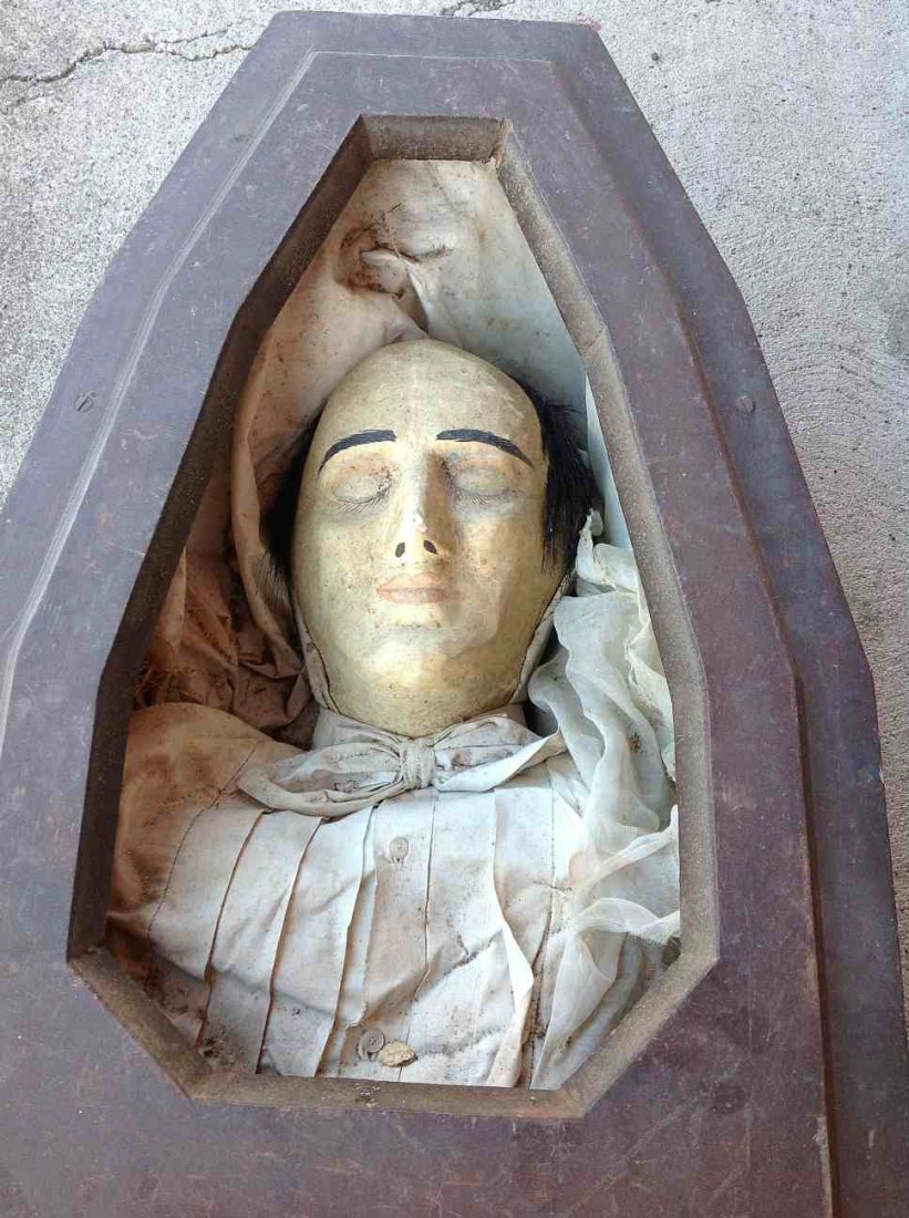 ODD FELLOW EARLY COFFIN WITH MALE COMPOSITION HEAD,: ODD FELLOW EARLY COFFIN WITH MALE COMPOSITION HEAD, FROM CLOSED SOUTHERN NY LODGE. COFFIN MEASURES 63" X 17" AT WIDEST POINT.