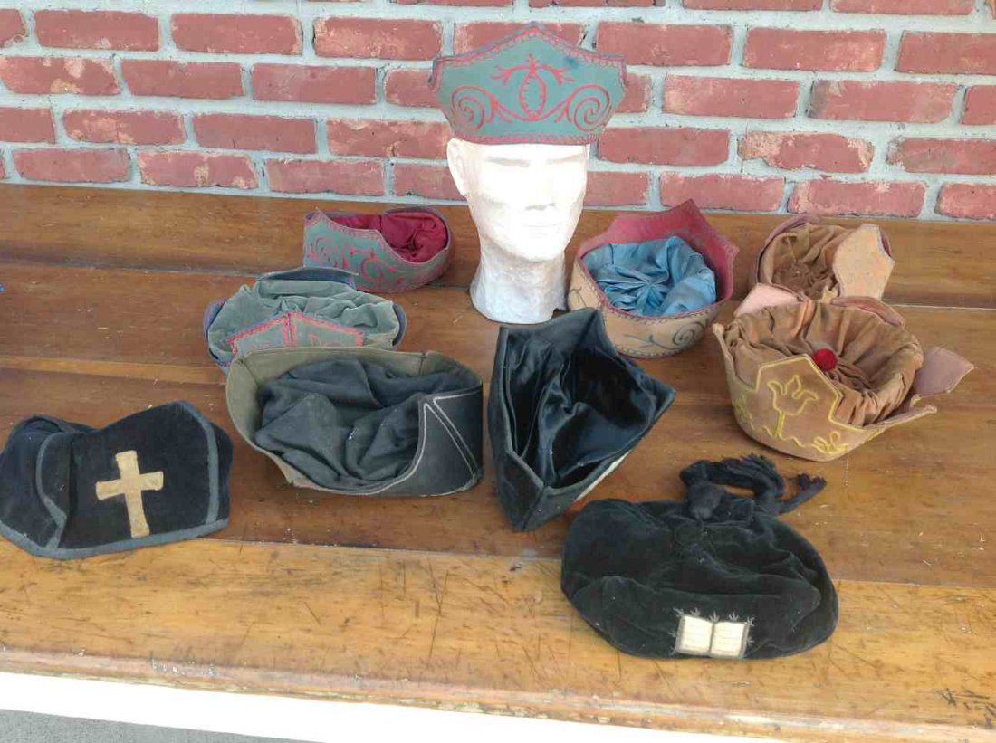 ODD FELLOW (10) CEREMONIAL HATS, SOME NICELY: ODD FELLOW (10) CEREMONIAL HATS, SOME NICELY EMBROIDERED. INCLUDING NOBLE GRAND, N G SUPPORTER, VICE GRAND AND OTHERS. FROM CLOSED SOUTHERN ,N.Y LODGE.