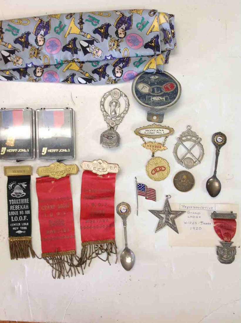 ODD FELLOW LOT OF SMALL MISC. COLLECTIBLES, MEDALS,: ODD FELLOW LOT OF SMALL MISC. COLLECTIBLES, MEDALS, RIBBONS, SPOONS, HANDKERCHIEF, LARGER TOKEN, ETC. FROM CLOSED LODGE IN SOUTHERN, N.Y.