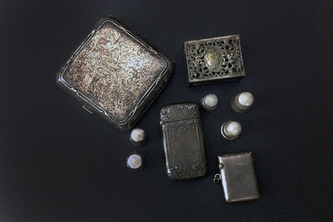 STERLING SILVER & 800 LOT, CIGARETTE CASE, MATCH SAFES: STERLING SILVER & 800 LOT, CIGARETTE CASE, MATCH SAFES AND 5 THIMBLES. WEIGHS 5.78 TROY OUNCES.