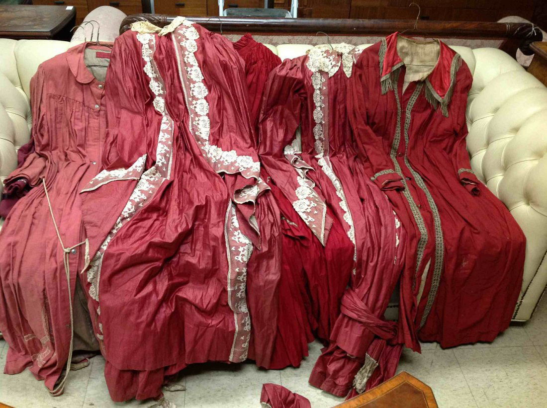 7 ODD FELLOW MIXED INNER ROBES, RED WITH LACE, SOME: 7 ODD FELLOW MIXED INNER ROBES, RED WITH LACE, SOME HAVE PLAIN COLLARS, GOOD CONDITION OVER ALL, FROM CLOSED SOUTHERN NEW YORK LODGE