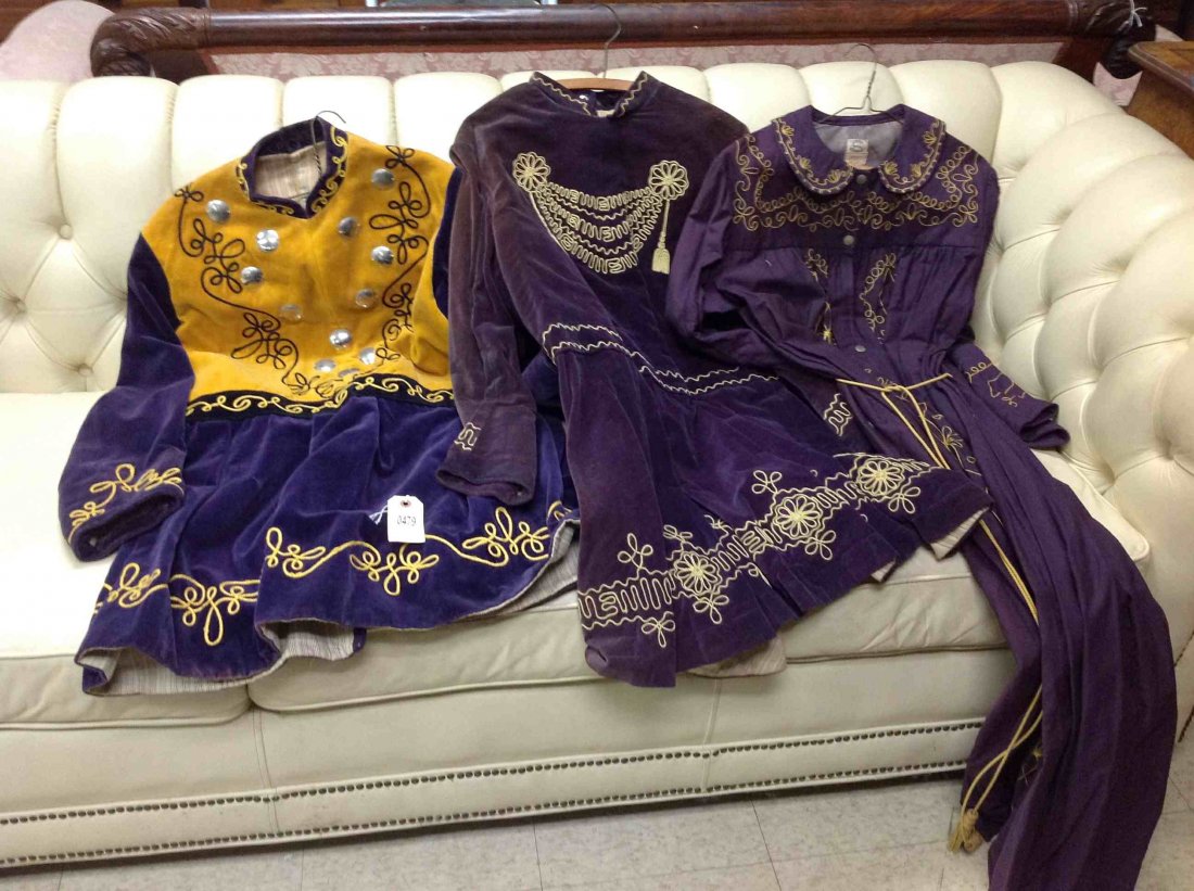 3 ODD FELLOW PURPLE ROBES, 1 VELVET INSIDE SENTINEL, 1: 3 ODD FELLOW PURPLE ROBES, 1 VELVET INSIDE SENTINEL, 1 GUIDE, 1 VELVET DAVID WITH GOLD TRIM, GOOD CONDITION OVER ALL, FROM CLOSED SOUTHERN NEW YORK LODGE