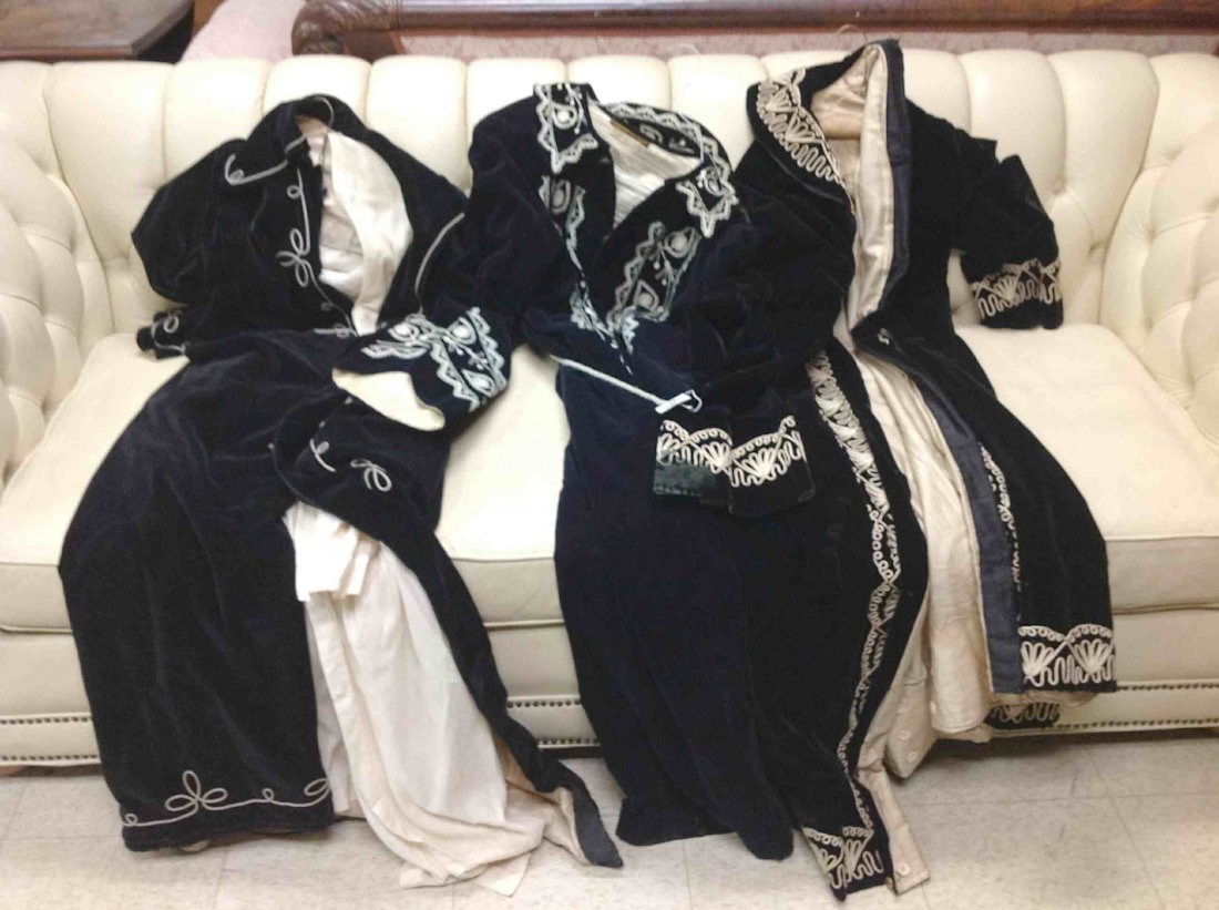 3 ODD FELLOW BLACK VELVET ROBES, 1 CONDUCTOR, 1: 3 ODD FELLOW BLACK VELVET ROBES, 1 CONDUCTOR, 1 CHAPLAIN, 1 WARDEN, WITH WHITE TRIM, GOOD CONDITION OVER ALL, FROM CLOSED SOUTHERN NEW YORK LODGE