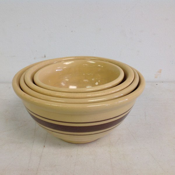 NEST OF 4 COUNTRY YELLOWARE MIXING BOWLS, WITH BROWN: NEST OF 4 COUNTRY YELLOWARE MIXING BOWLS, WITH BROWN BANDS.