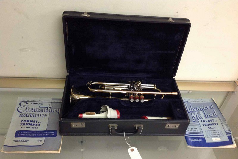 CONN TRUMPET IN CASE, PROBABLY SCHOOL GRADE, NICE: CONN TRUMPET IN CASE, PROBABLY SCHOOL GRADE, NICE CONDITION, HAS SILVER COLOR MOUTH PIECE. HAS A COPPER COLOR PIECE, DON'T KNOW IF THAT WAS ORIGINAL OR REPLACED. SERIAL NUMBER IS H18829.