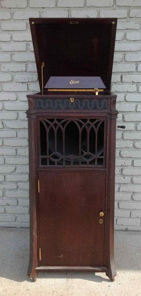 EDISON MODEL C19 FLOOR MODEL PHONOGRAPH, MAHOGANY CASE,: EDISON MODEL C19 FLOOR MODEL PHONOGRAPH, MAHOGANY CASE, SOME CHIPPING ON VENEER ON BOTTOM OF ONE SIDE, OPERATING CONDITION, AS PICTURED