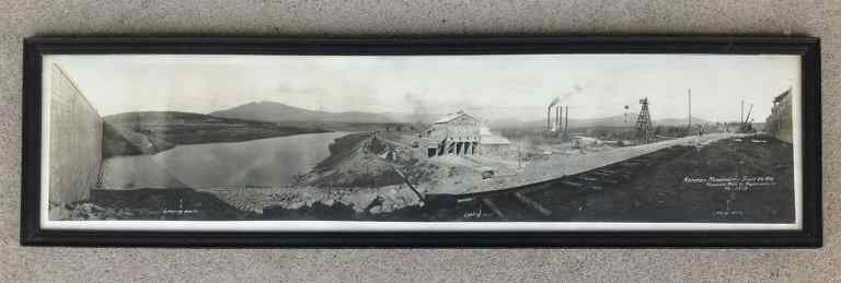 ORIGINAL SHOKAN RESERVOIR PANAROMIC PHOTOGRAH OF: ORIGINAL SHOKAN RESERVOIR PANAROMIC PHOTOGRAH OF RESERVOIR BEING BUILT, SEPT 27, 1913, THOMPSON PHOTO CO, POUGHKEEPSIE, NTY, WITH ORIGINAL AMERICAN EXPRESS CO FREIGHT LABEL ON BACK, PHOTO MEASURES 9" 