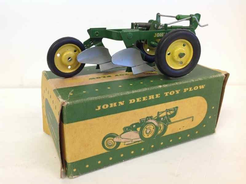 JOHN DEERE EARLY 1950'S TOY PLOW WITH ORIGINAL BOX,: JOHN DEERE EARLY 1950'S TOY PLOW WITH ORIGINAL BOX, MEASURES 7" FRONT TO BACK, GOOD CONDITION, FROM OLD FAMILY ESTATE IN COLORADO, AS PICTURED