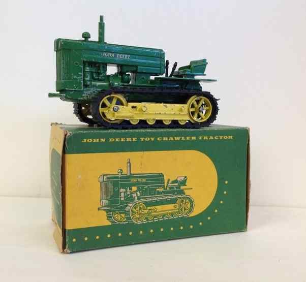 JOHN DEERE EARLY 1950'S TOY DIE CAST CRAWLER TRACTOR: JOHN DEERE EARLY 1950'S TOY DIE CAST CRAWLER TRACTOR WITH ORIGINAL BOX, HAS SOME PAINT WEAR, MEASURES 8" FRONT TO BACK, FROM OLD FAMILY ESTATE IN COLORADO, AS PICTURED