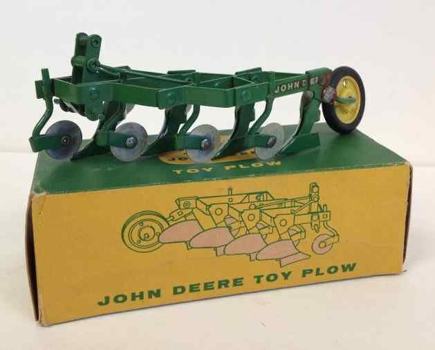 JOHN DEERE EARLY 1950'S TOY PLOW WITH ORIGINAL BOX,: JOHN DEERE EARLY 1950'S TOY PLOW WITH ORIGINAL BOX, MEASURES 7" FRONT TO BACK, HAS REPAIR BY FRONT WHEEL, FROM OLD FAMILY ESTATE IN COLORADO, AS POCTURED