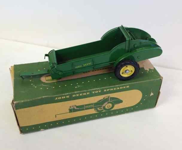 JOHN DEERE EARLY 1950'S TOY SPREADER WITH ORIGINAL BOX,: JOHN DEERE EARLY 1950'S TOY SPREADER WITH ORIGINAL BOX, HAS SOME PAINT WEAR, MEASURES 11" FRONT TO BACK, FROM OLD FAMILY ESTATE IN COLORADO, AS PICTURED