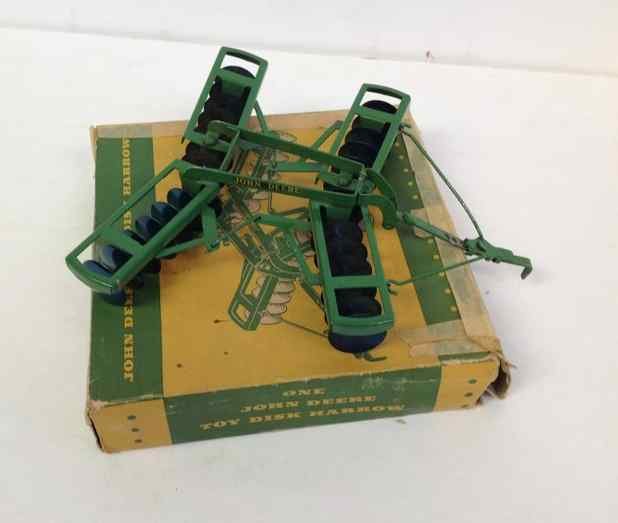 JOHN DEERE EARLY 1950'S TOY DISK HARROW WITH ORIGINAL: JOHN DEERE EARLY 1950'S TOY DISK HARROW WITH ORIGINAL BOX(TAPED), MEASURES 7 1/2" FRONT TO BACK, SOME PAINT WEAR, FROM OLD FAMILY ESTATE IN COLORADO, AS POCTURED
