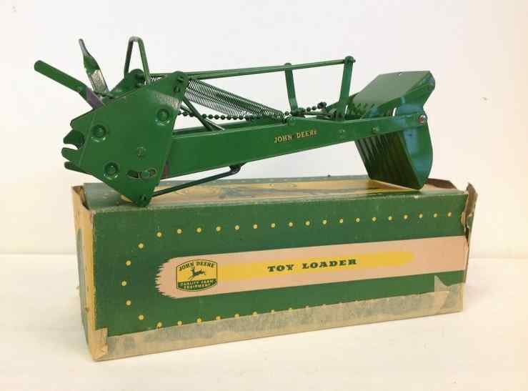 JOHN DEERE EARLY 1950'S TOY LOADER WITH ORIGINAL: JOHN DEERE EARLY 1950'S TOY LOADER WITH ORIGINAL BOX(TAPED, 1 FLAP INSIDE), MEASURES 11" FRONT TO BACK, HAS SOME PAINT LOSS, FROM OLD FAMILY ESTATE IN COLORADO, AS PICTURED