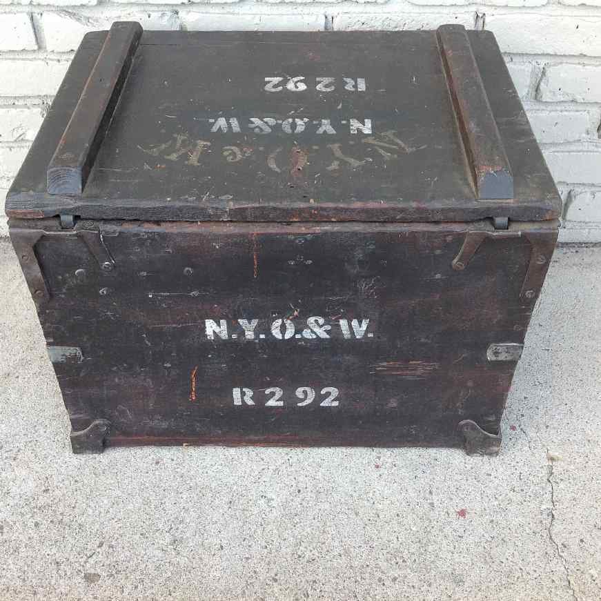 N.Y. ONTARIO & WESTERN RAILWAY WOOD STORAGE BOX, MARKED (1 of 3)