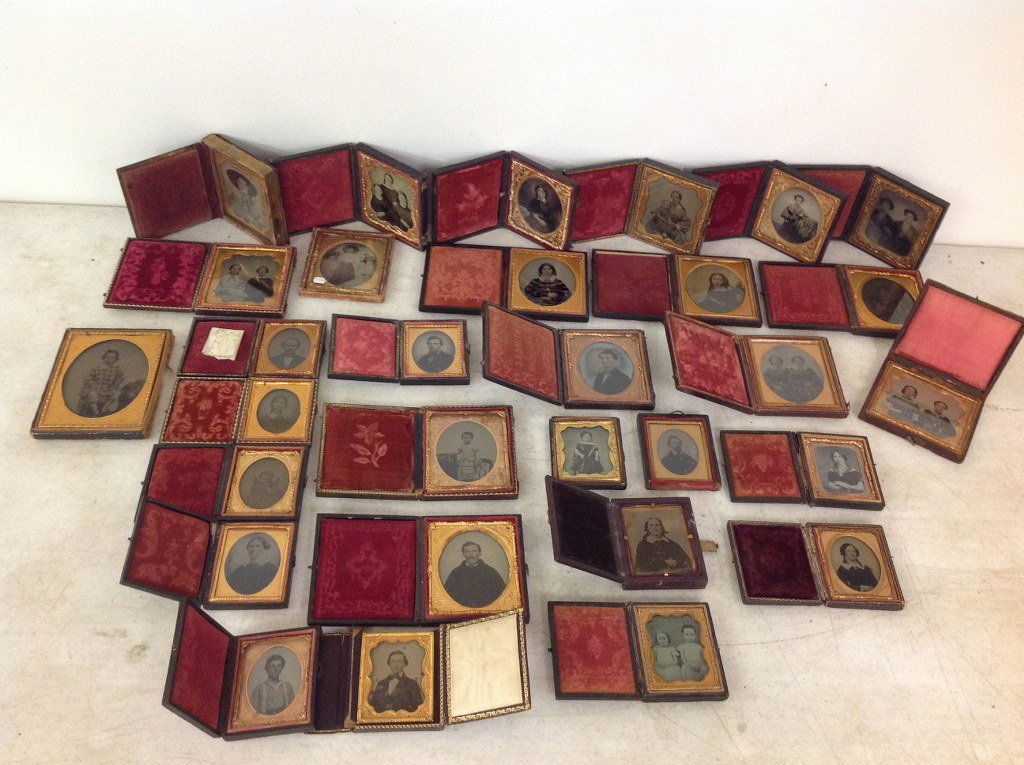 LOT OF 30 CASED IMAGES, AMBROTYPES AND TINTYPES. (1 of 3)