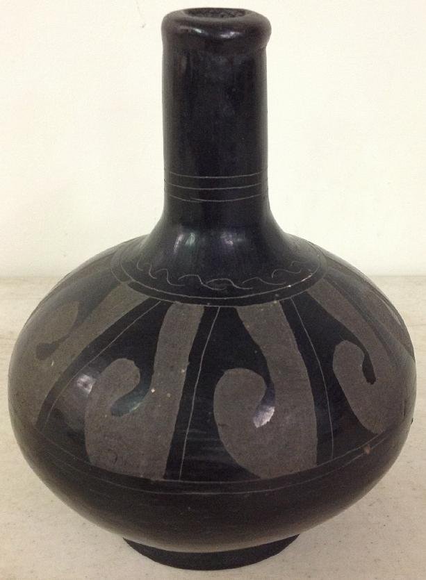 DECORATIVE BLACK INDIAN ART POTTERY VESSEL, MARKED T822 (1 of 2)