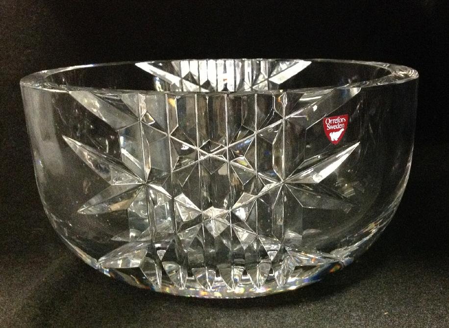 ORREFORS SWEDEN CUT CRYSTAL BOWL, WITH PAPER LABEL,: ORREFORS SWEDEN CUT CRYSTAL BOWL, WITH PAPER LABEL, SIGNED ON BOTTOM, MEASURES 9" ACROSS AND 4 7/8" HIGH. VERY NICE CONDITION.