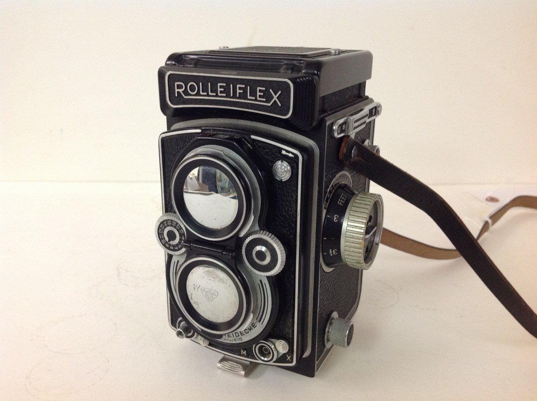 ROLLEIFLEX VINTAGE CAMERA IN VERY CLEAN ESTATE (1 of 4)