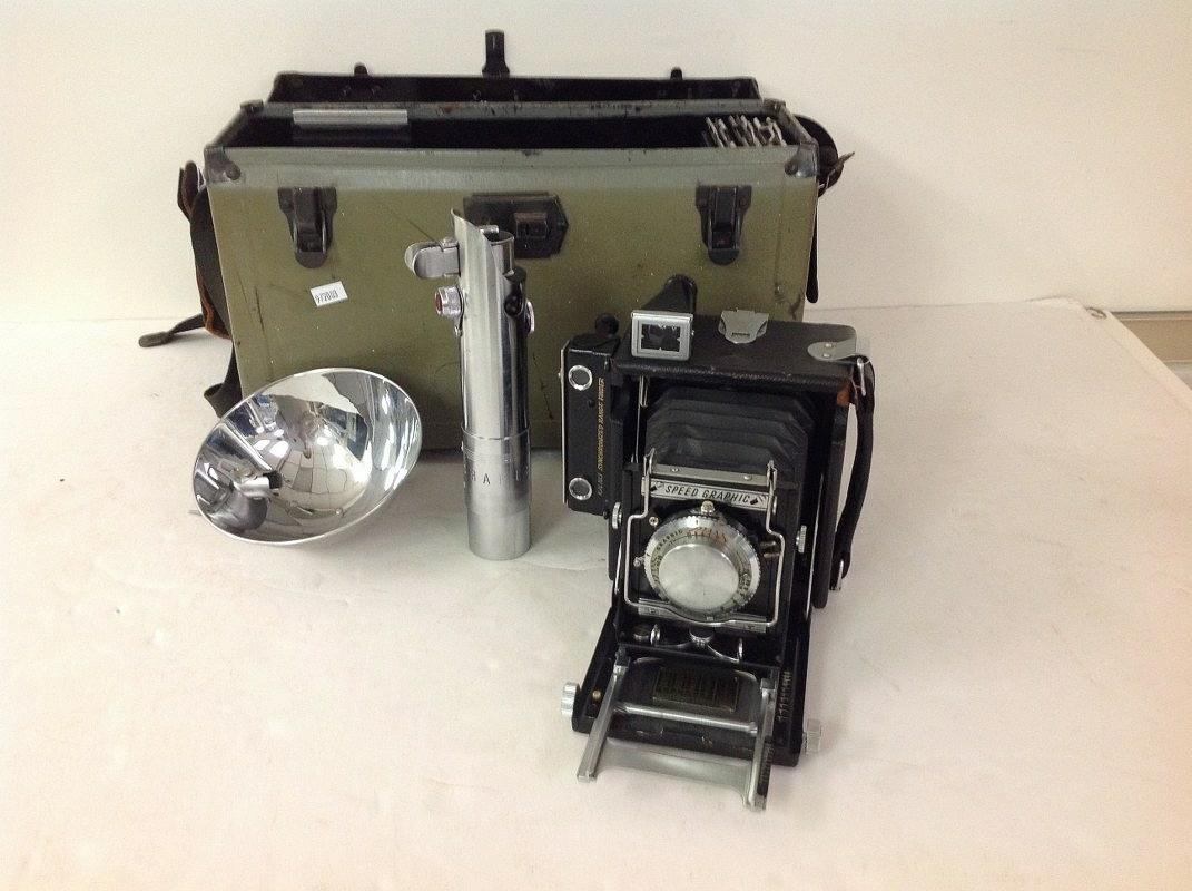 GRAFLEX SPEED GRAPHIC CAMERA IN HARD CASE, WITH: GRAFLEX SPEED GRAPHIC CAMERA IN HARD CASE, WITH ACCESSORIES, OVERALL NICE ESTATE FOUND CONDITION.