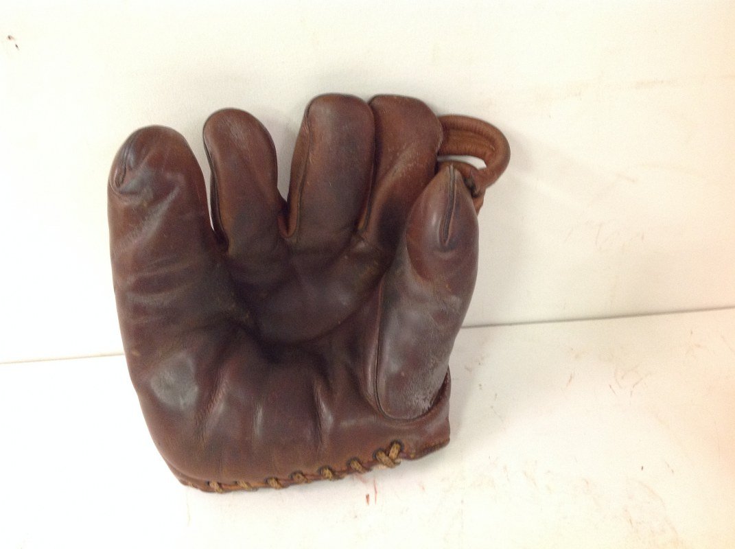 KEN WEL #564 HARRY GUMBERT EARLY BASEBALL GLOVE. FROM: KEN WEL #564 HARRY GUMBERT EARLY BASEBALL GLOVE. FROM ESTATE IN HUDSON VALLEY, IT WAS THE WOMAN'S HUSBANDS GLOVE AS A KID.