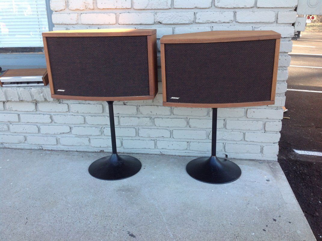 2 VINTAGE BOSE 901 SERIES IV SPEAKERS ON STANDS, SERIAL (1 of 5)