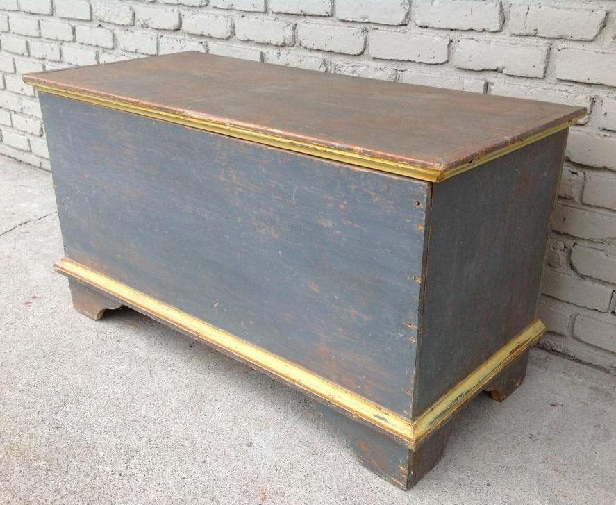 EARLY BLANKET BOX WITH OLD GRAY PAINT, GRAIN PAINTED (1 of 3)