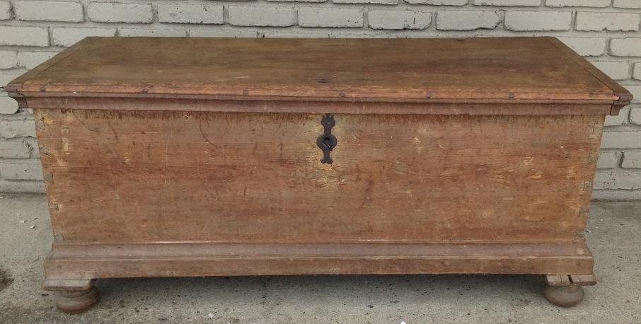 18TH CENTURY(?)DOVETAILED BLANKET BOX FROM HUDSON (1 of 9)