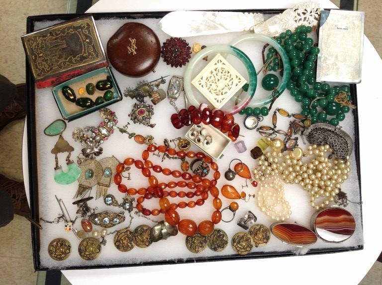 LOT ASSORTED VINTAGE COSTUME JEWELRY & ACCESSORIES (1 of 5)