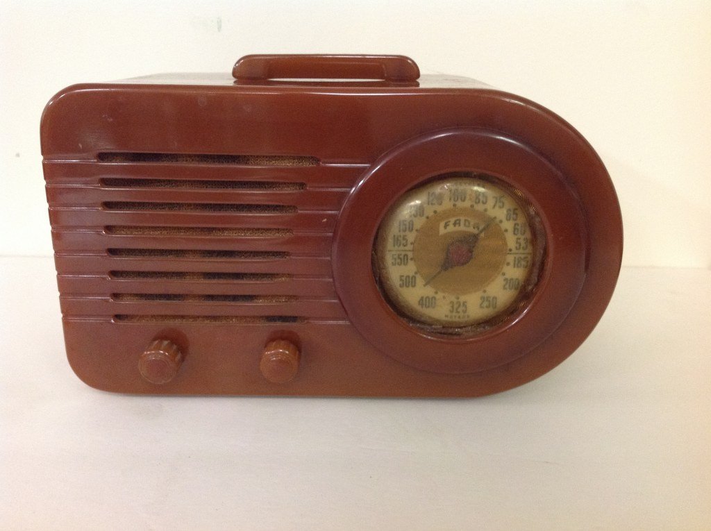 FADA BAKELITE RADIO, BUTTERSCOTCH COLOR, PLASTIC DIAL, (1 of 7)