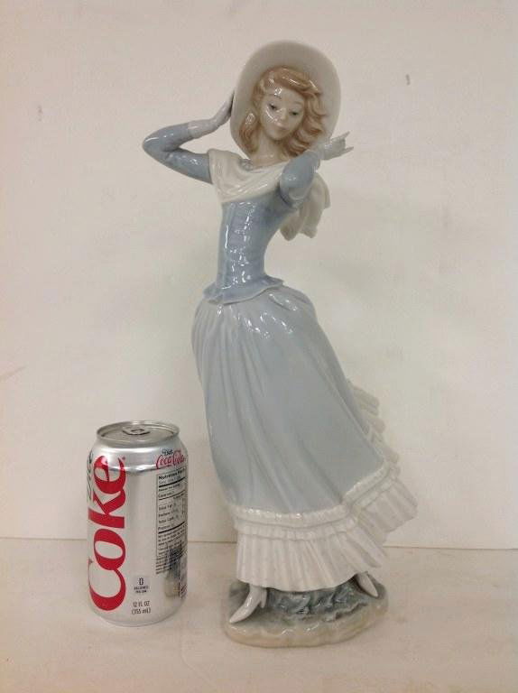 LLADRO SPRING BREEZE MARTINEZ WOMAN HOLDING HAT, (1 of 5)