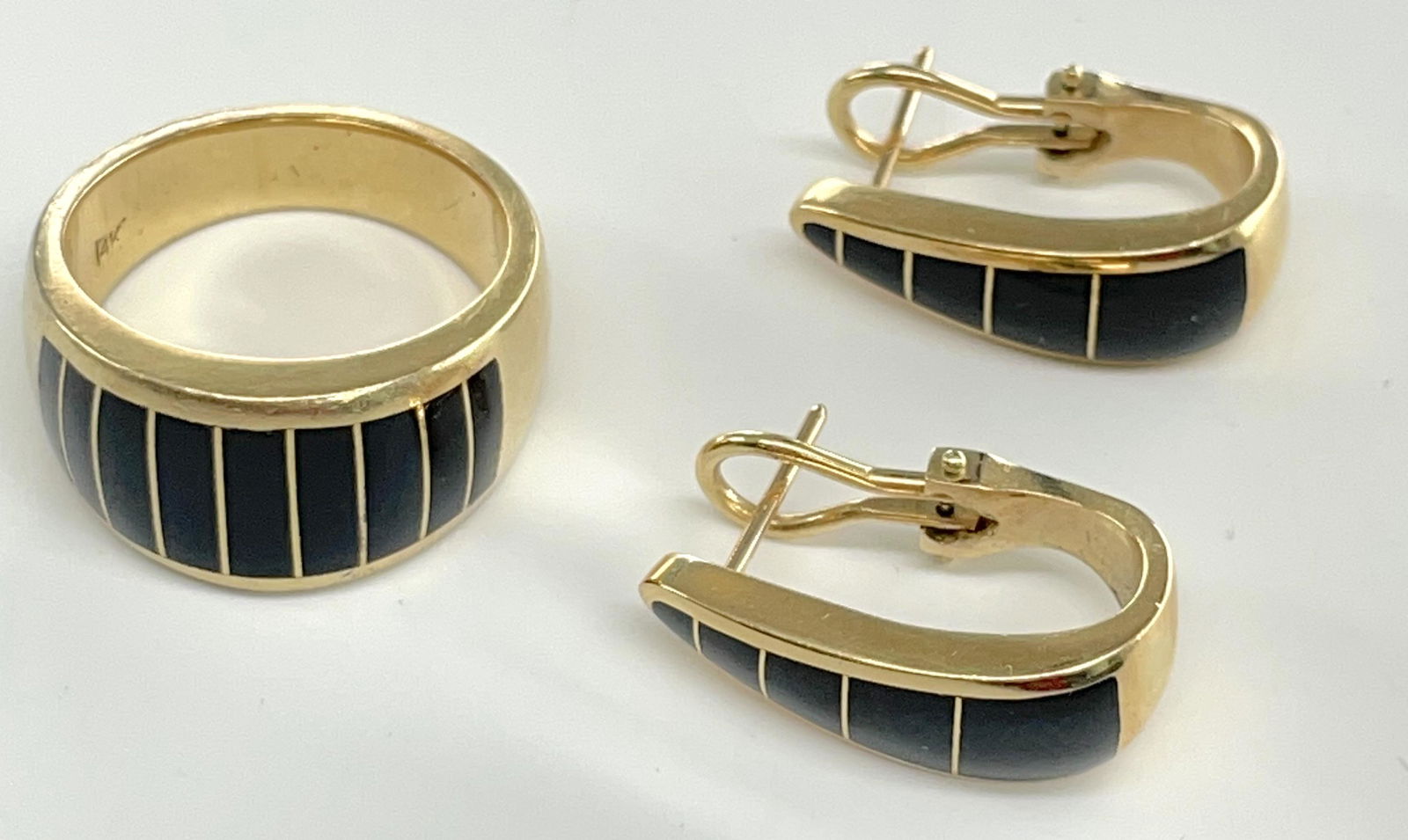 A 14kt Onyx Ring with Matching Earrings (1 of 2)