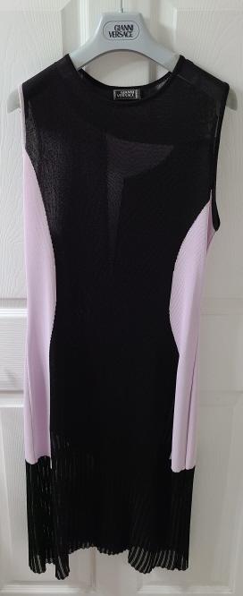 Gianni Versace Couture Size 44 Black & White Dress: Also size 44 (same as lot 56). Excellent condition. Maybe worn once. The white color has a pink hue under our fluorescent lighting.
