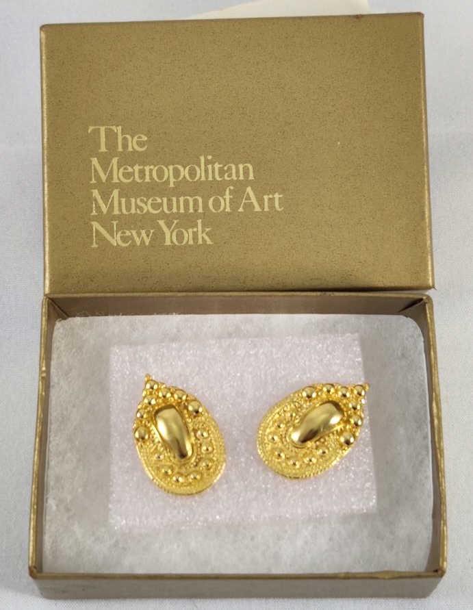 Metropolitan Museum of Art Etruscan Earrings: Replica of 4th Century BC Etruscan Earrings. These earrings are plated 24k Gold. Excellent condition, reportedly unworn.