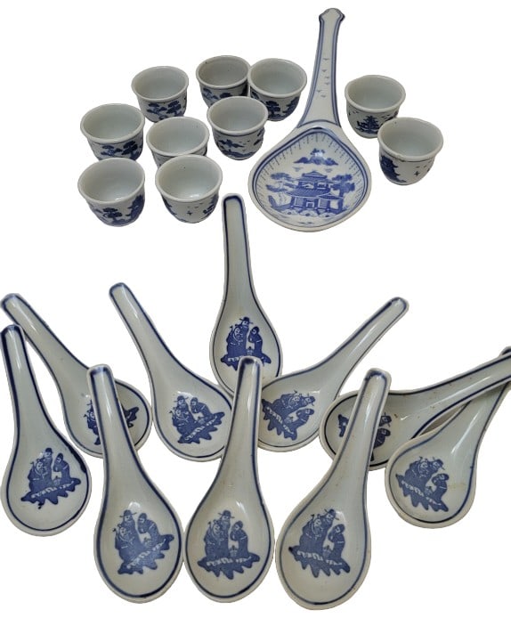 Chinese Blue & White Vintage Serveware: Please see photos for measurement and further details.
