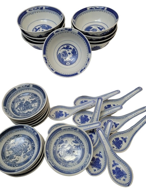 Chinese Blue & White Vintage Serveware: Please see photos for measurement and further details.