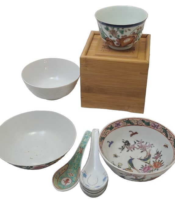 Lot of Chinese Bowls & Soup Spoons: Please see photos for measurement and further details.