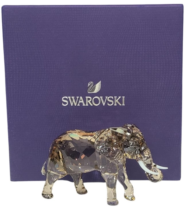 Swarovski 2022 SCS Mother Zena Elephant Figure (1 of 6)