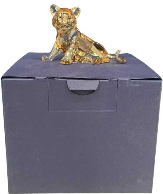 Swarovski SCS 2010 Tiger Cub Sitting: Swarovski Crystal SCS 2010 Tiger Cub Sitting #1016678. Includes original box. Piece is 2" x 3". In excellent condition.