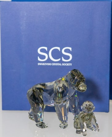 Swarovski Annual SCS 2009 Gorillas Figures: Swarovski Annual SCS 2009 Gorillas Figures #0952504, includes original box. In excellent condition.