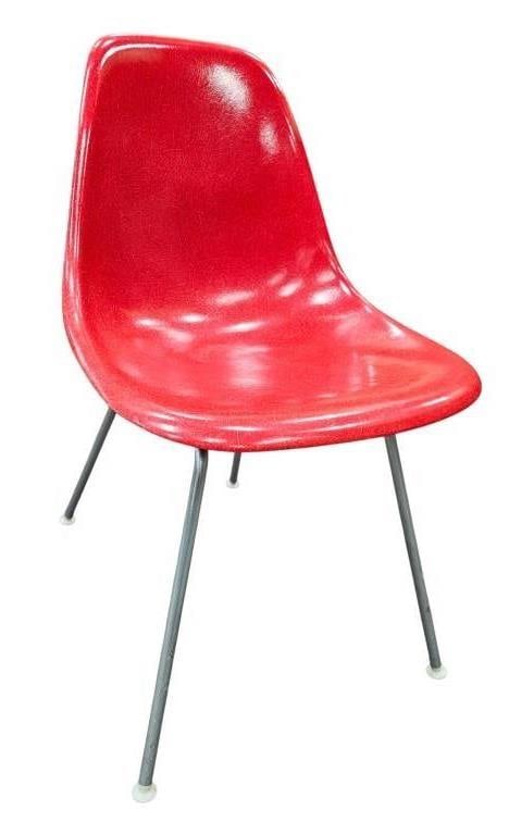 Eames Herman Miller Crimson Fiberglass Shell Chair: IMPORTANT NOTE: Please be advised that we offer reasonably priced in-house shipping, but you must select Arrange My Own Shipping as part of your post-auction invoice options. Vintage mid-century origi