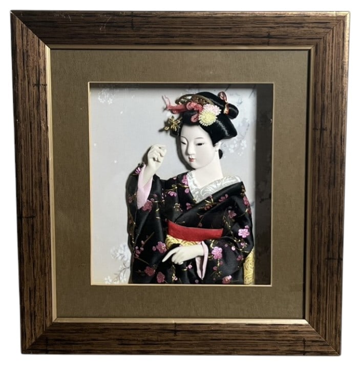 3D Japanese Geisha Shadow Box: IMPORTANT NOTE: Please be advised that we offer reasonably priced in-house shipping, but you must select Arrange My Own Shipping as part of your post-auction invoice options. 3D Japanese Geisha Shadow