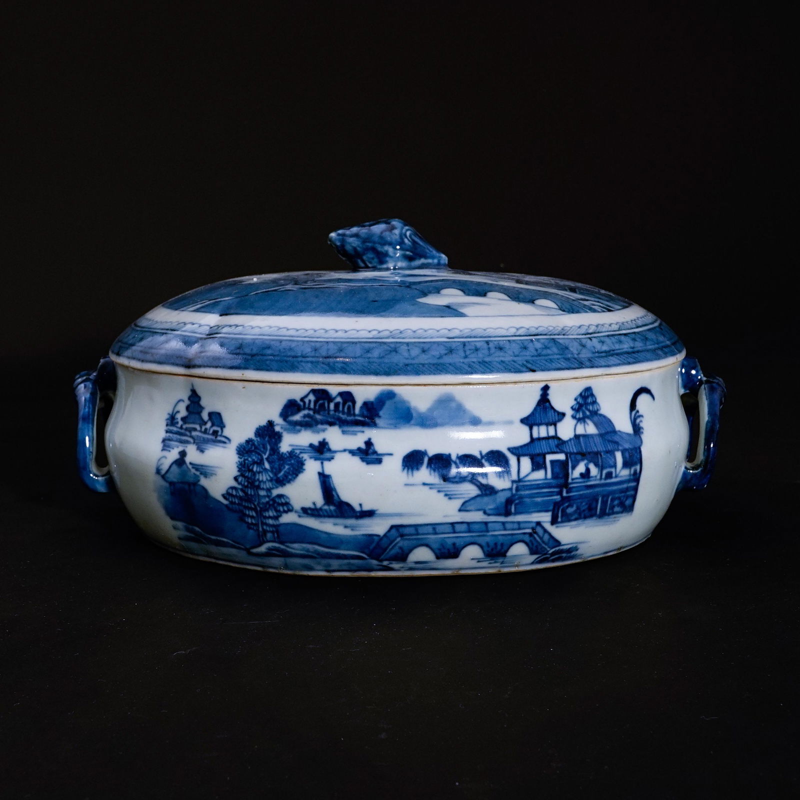 A underglaze blue pot in Qing Dynasty (1 of 7)